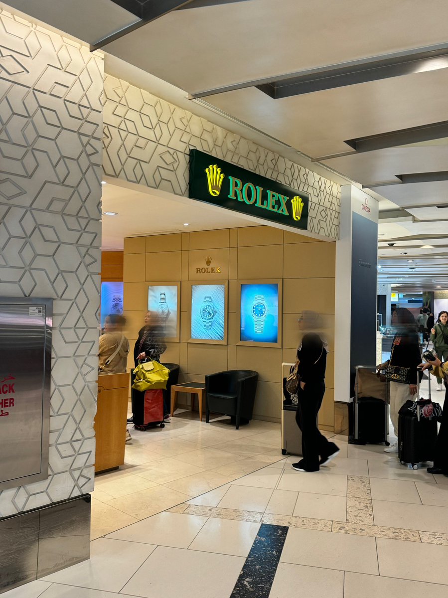 rosck1788095's tweet photo. アブダビ国際空港（AUH）のROLEX
スカイのオイフレが置いてあったので展示品ですか？と聞いたところ売り物です。とのこと。
値段は…現地で聞いてみてください。ビックリしますので。

#rolex #ロレックス #ロレックスマラソン #rolexwatch https://t.co/RtavLD41x0