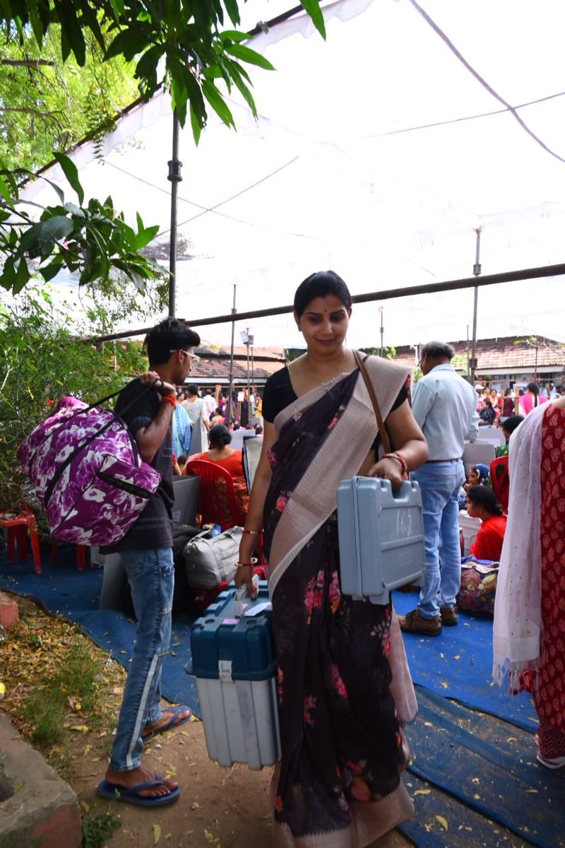 Kudos to Raipur Collector @SarveshNBhure for pioneering a historic moment in democracy! Entrusting the entire Raipur North Assembly constituency election to an all-women team showcases progress and sets a remarkable precedent. #WomenInDemocracy #ChhattisgarhElection @ECISVEEP