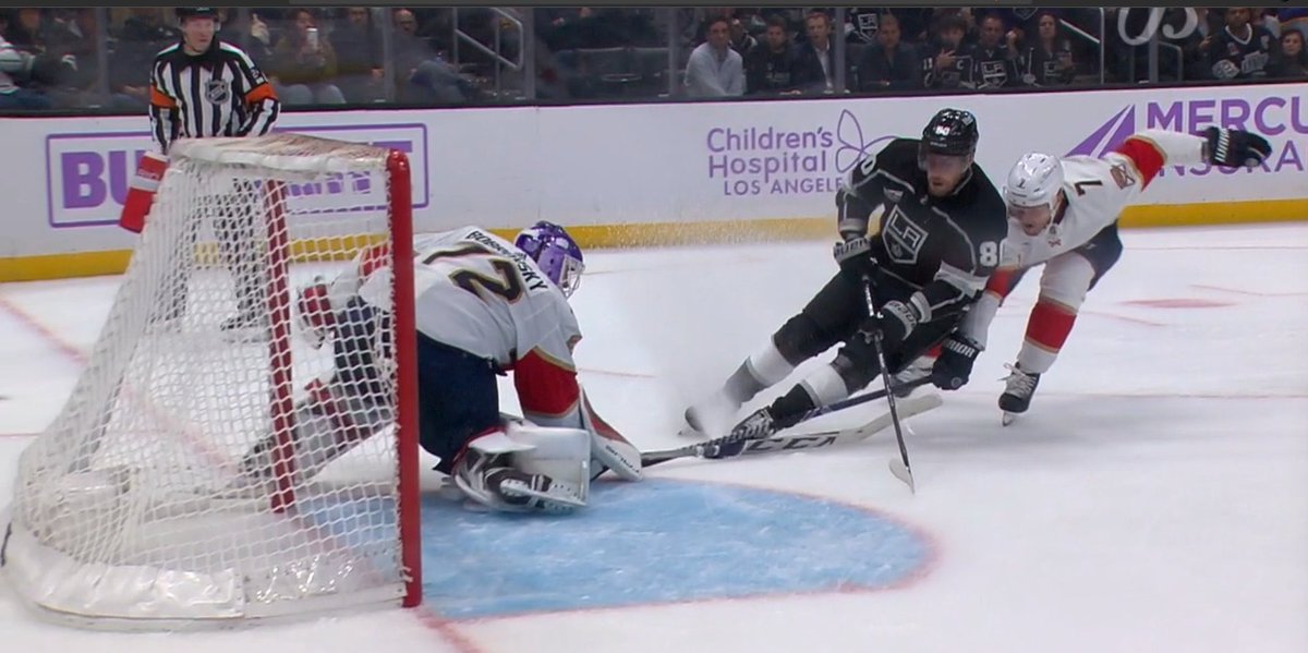 forumfiala's tweet photo. how is this not a penalty https://t.co/wg8bfJLd4G