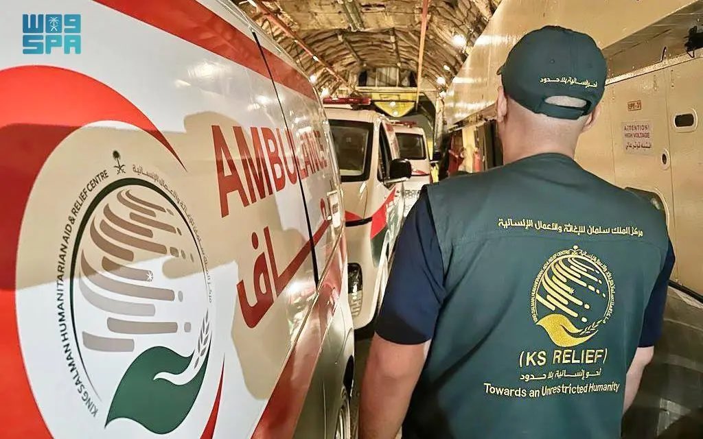 AJELNEWS24's tweet photo. عاجل 🔴 

إنفاذاً لتوجيهات خادم الحرمين و ولي العهد ..

مغادرة الطائرة الإغاثية السعودية الثامنة متجهة لمطار العريش في مصر، تحمل على متنها (3) سيارات إسعاف، تمهيداً لنقلها إلى المتضررين من الشعب الفلسطيني داخل قطاع غزة؛ ضمن #الحملة_السعودية_لإغاثة_فلسطين .

🇸🇦🇸🇦 https://t.co/SI1mYGdjcy