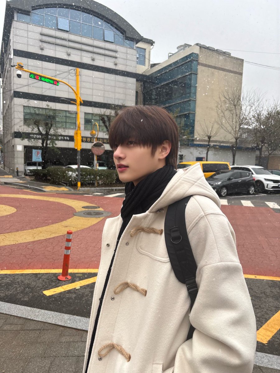[#지은호] 
오늘 첫눈 왔다요?!❄️
넘넘 이뻐요!!!

#루네이트 #LUN8 #겨울첫눈 #신난다!!😆