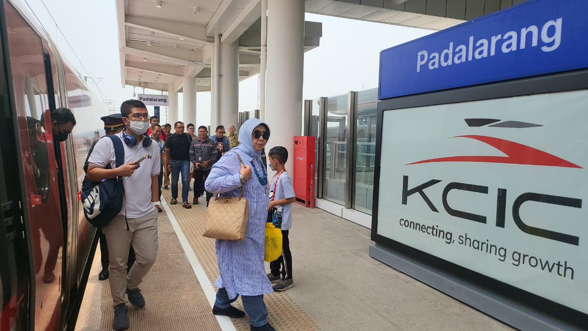 kabarpenumpang's tweet photo. 1 bln lbh beroperasi, berikut capaian Kereta Cepat Whoosh: 
1. Angkut 352 ribu org dr dan ke Jakarta-Bandung
2. Sukses tarik 48% pengguna kendaraan pribadi 
3. Rebut 23% penumpang bus dan travel 
4. "Curi" 21% penumpang Gopar 🥲 @mas_didiek 
5. OTP nyari 100% 
6. 36 trip per hari https://t.co/P9QxFSQWSy