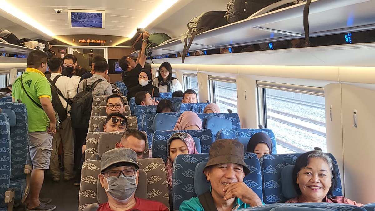 kabarpenumpang's tweet photo. 1 bln lbh beroperasi, berikut capaian Kereta Cepat Whoosh: 
1. Angkut 352 ribu org dr dan ke Jakarta-Bandung
2. Sukses tarik 48% pengguna kendaraan pribadi 
3. Rebut 23% penumpang bus dan travel 
4. "Curi" 21% penumpang Gopar 🥲 @mas_didiek 
5. OTP nyari 100% 
6. 36 trip per hari https://t.co/P9QxFSQWSy
