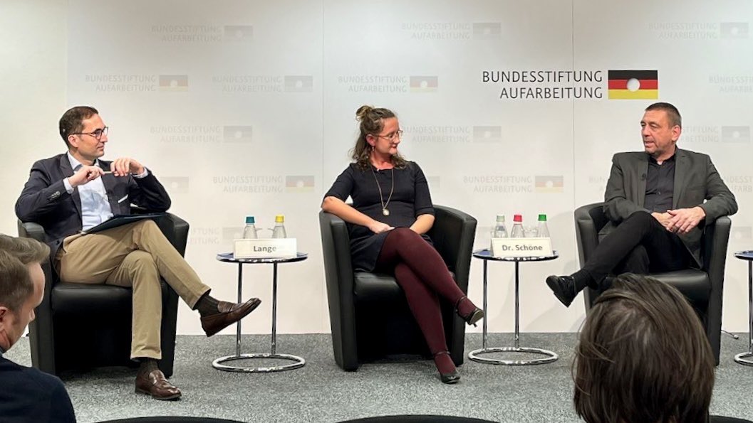 Jens Schöne (@schoene_jens) on Twitter photo Gestern Abend in der <a href="/BAufarbeitung/">Bundesstiftung Aufarbeitung</a>: Premiere von „DDR im Plural“. Das Buch: fundiert, unaufgeregt, erhellend. Klare Leseempfehlung.
Herzlichen Dank an @PhilippSchulthi für das Foto. Gestern Abend in der <a href="/BAufarbeitung/">Bundesstiftung Aufarbeitung</a>: Premiere von „DDR im Plural“. Das Buch: fundiert, unaufgeregt, erhellend. Klare Leseempfehlung.
Herzlichen Dank an @PhilippSchulthi für das Foto.