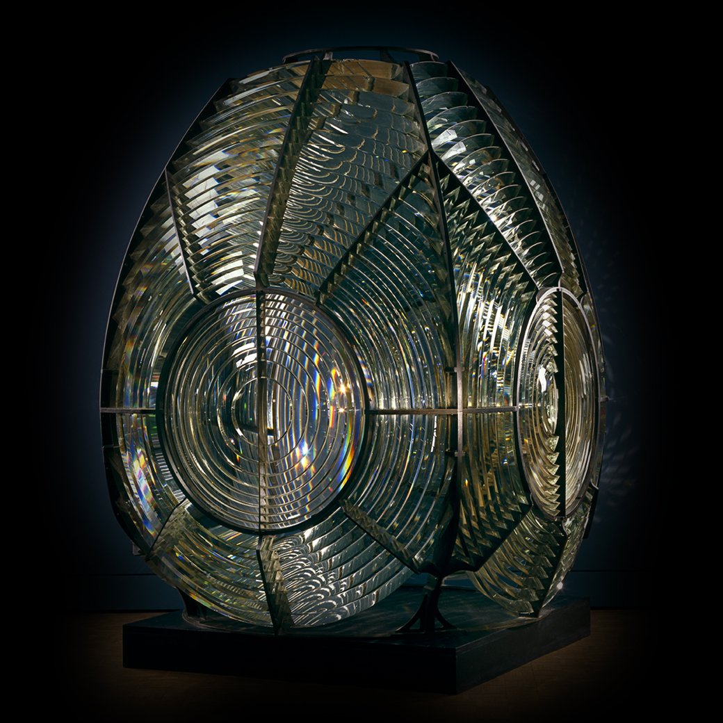 Le Musée National de la Marine de Paris <a href="/museemarine/">Musée national de la Marine</a>  rouvre ses portes aujourd'hui! 👏⚓️

Parmi les superbes collections, on pourra notamment y admirer de magnifiques optiques de phares.🤩

Comme celle qui a équipé le #phare d'Hourtin de 1894 à 1955 et qui fait 2m50 de haut! 👇