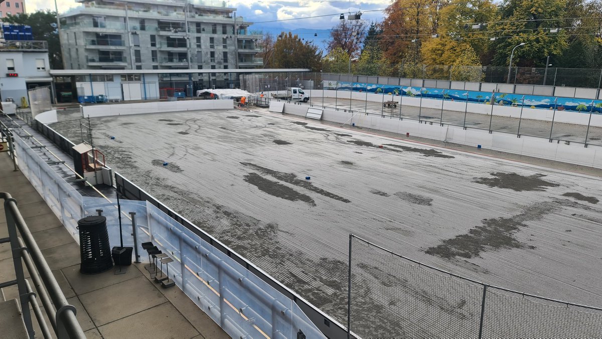 EmilienVerdon's tweet image. À @communelausanne, la vénérable patinoire de #Montchoisi fermée en raison d'une fuite d'ammoniac. Les travaux avancent bien et une ouverture début décembre est espérée. Plusieurs clubs ont dû s'activer pour trouver une solution en attendant. #12h45 @RTSinfo
