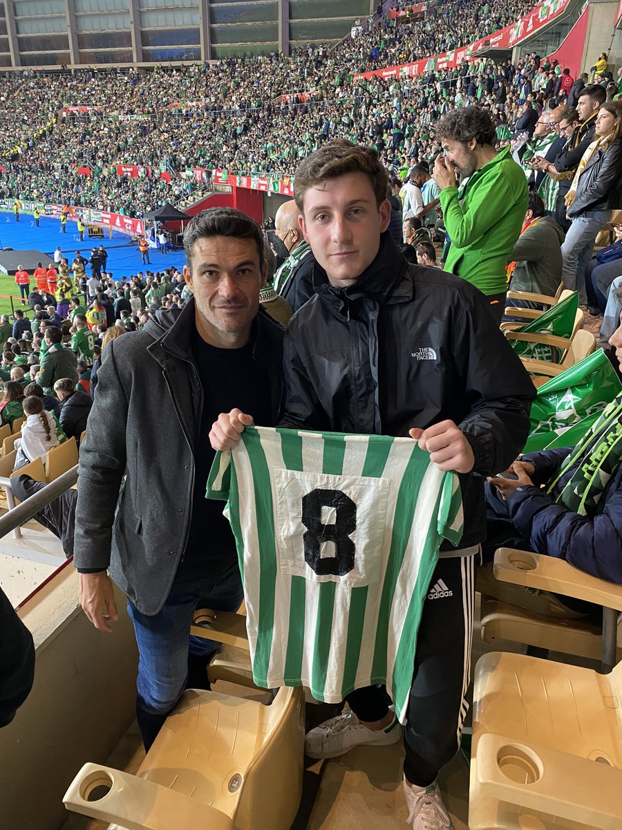 jaimepicchi's tweet photo. Tuve la suerte de encontrarme con él en la Cartuja y no dudé en agradecerle todo lo que, tanto él como Rubén, hicieron por el Betis. 
¡No tengo duda de que sin ellos no habríamos llegado a donde estamos ahora!
Si esa noche estuvimos allí, en parte, también fue gracias a ellos. https://t.co/QEsbJnLrtm