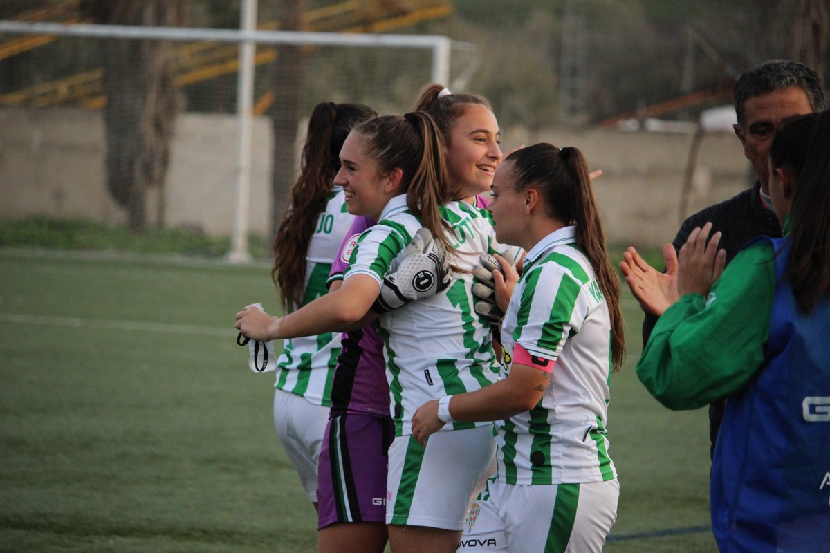 CordobaFemenino's tweet photo. 🫂 𝑨𝒃𝒓𝒂𝒛𝒐𝒔 𝒅𝒆 𝒈𝒐𝒍 ⚽️

#𝗙𝘂𝘁𝗙𝗲𝗺 #𝗖𝗖𝗙𝗙𝗲𝗺 ⚪️🟢 https://t.co/mo9Uy1rURK