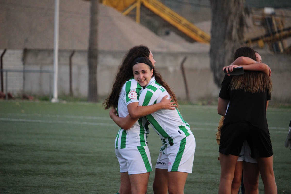 CordobaFemenino's tweet photo. 🫂 𝑨𝒃𝒓𝒂𝒛𝒐𝒔 𝒅𝒆 𝒈𝒐𝒍 ⚽️

#𝗙𝘂𝘁𝗙𝗲𝗺 #𝗖𝗖𝗙𝗙𝗲𝗺 ⚪️🟢 https://t.co/mo9Uy1rURK