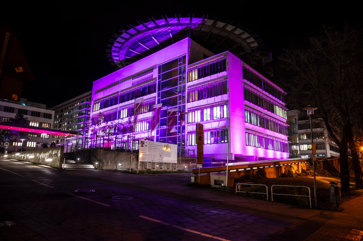 unimedizinhalle's tweet photo. #WeltFrühgeborenenTag 2023: Universitätsmedizin Halle nimmt erstmals an weltweiter Beleuchtungsaktion "Light It Up Purple" teil. #PurpleForPreemies #Frühgeborene #Frühchen

Mehr erfahren: https://t.co/XdUNk7aL7B https://t.co/5CN2vnyu8w