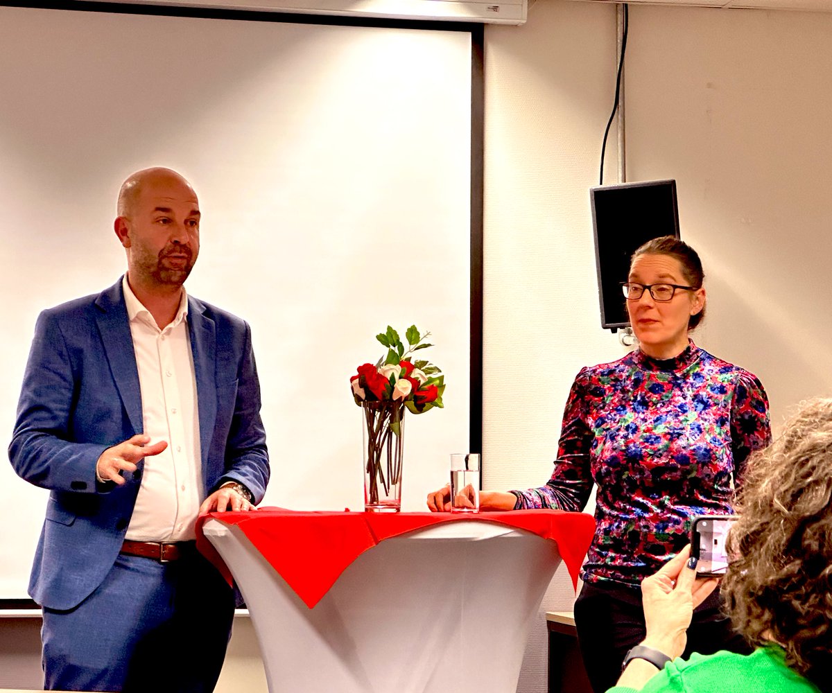 Mooi politiek café <a href="/samenoplinks/">RoodGroen</a> met <a href="/SlagtElke/">Elke Slagt-Tichelman</a> in #DeMagneet #Hoogeveen. Wat een drive en wat een betrokkenheid bij #Drenthe en de #zorg. Helemaal terecht dat #Elke op plek 19 staat. <a href="/GroenLinksHGV/">GroenLinks Hoogeveen</a> <a href="/pvdahoogeveen/">PvdA Hoogeveen 🏳️‍🌈</a>