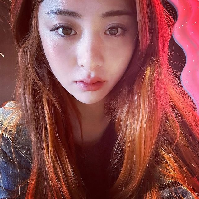 two kind of blooming flowers. 𑁍