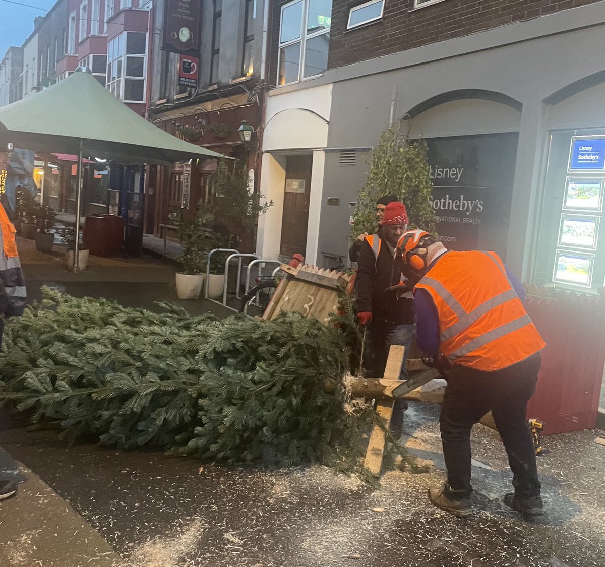 Nash19Cork's tweet photo. These are the guys you never see @corkcitycouncil @CBA_cork #DawnAttack beautiful trees for Christmas Thankyou https://t.co/ILgcwppnHs