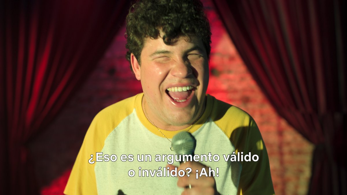 Alexis es un chico ciego que está persiguiendo su sueño... ser comediante de stand up. Él y su amigo con parálisis cerebral se enfrentarán a la gran ciudad para lograrlo. 
La serie 'Ojitos de huevo' ya está disponible.