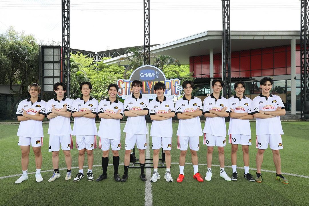 ppromx_official's tweet photo. ได้เวลาซ้อมลงสนามประลองฝีเท้า ก่อนแข่งจริง!!⚽️🔥
ศึกลูกหนังระหว่างทีม Shadow Eagle และทีม Lightning Cheetah แค่ซ้อมแต่รับรองว่าเดือดแน่นอน 

💥 BUY TICKETS CLICK : https://t.co/YgqOS0pQG5

IG (update) : gmmtv

#GMMTVStarlympic
#GMMTV
#ppromxx_
#มังคุดของพร้อม https://t.co/aEjTLcmabP