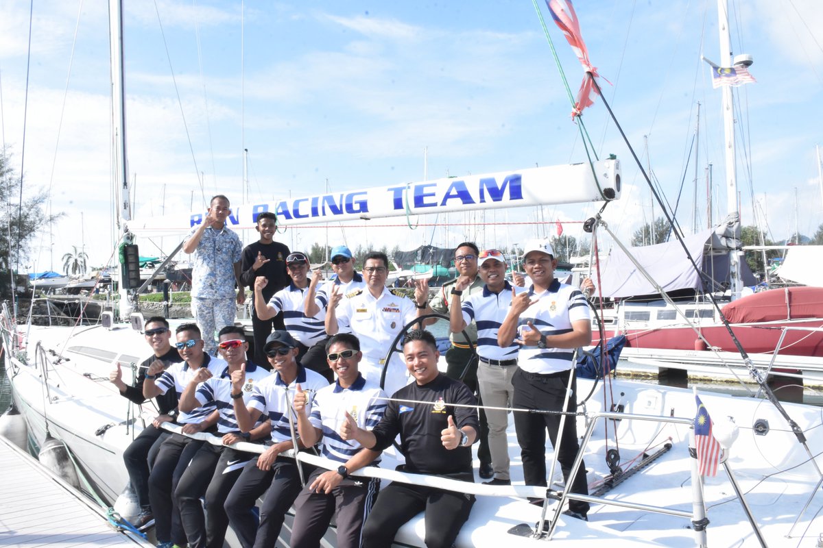 tldm_rasmi's tweet photo. And they're off!
Pasukan pelayaran ATM memulakan perjalanan dari Lumut untuk menyertai @RMSIR 2023.
Pelepasan disempurnakan oleh Pegawai Memerintah @kdptldm, Kepten Mohd Hasnan bin Mohd Hanafiah TLDM yang juga merupakan Pengerusi Persatuan Perahu Layar TLDM.
#MAFUpdate https://t.co/ULoEN0pWlc