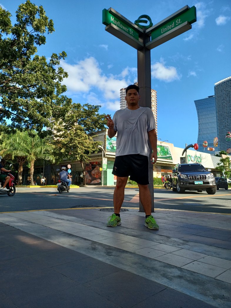 thewallsofjer's tweet image. Can't a guy just do his morning runs without people starting at his bleeding scraped knee that he got during said run??? Ugh. My crotch is up here people. Thanks.