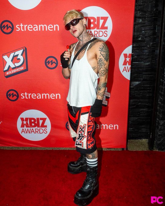 felt p cute @ xbiz last night ?✨ like my fit? ? https://t.co/1JANEskzXt
