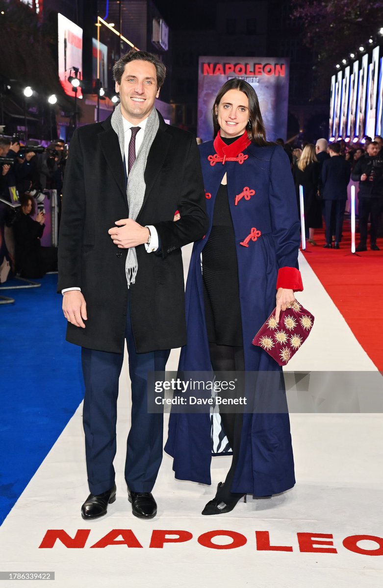 Monarchies2000's tweet image. Le 14 novembre, le prince Jean-Christophe et la princesse Olympia Napoléon ont assisté à la première britannique de « Napoléon », le film de Ridley Scott,  à l'Odeon Luxe Leicester Square à Londres. #Napoleon  #prétendant #trône #France #Premierempire #RidleyScott #film 👑👇🇫🇷🐝
