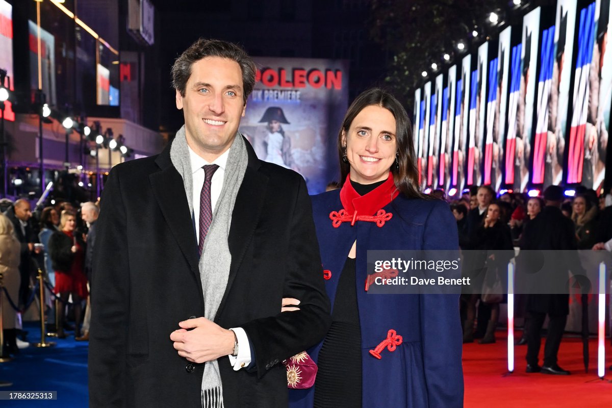 Monarchies2000's tweet image. Le 14 novembre, le prince Jean-Christophe et la princesse Olympia Napoléon ont assisté à la première britannique de « Napoléon », le film de Ridley Scott,  à l'Odeon Luxe Leicester Square à Londres. #Napoleon  #prétendant #trône #France #Premierempire #RidleyScott #film 👑👇🇫🇷🐝