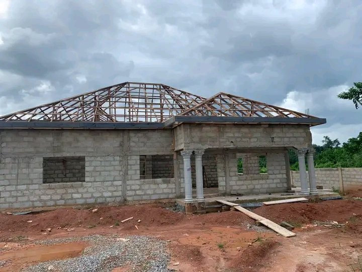 AmgNapiboi's tweet photo. Photo update: Advancements in building the National Health Insurance Office in Akim-Ayirebi. Appreciation to Hon. @konkrumah for his dedicated service.

#LeadershipOfService
#TheKONFactor 
#WorkingGovernment https://t.co/8HLtdYWDop