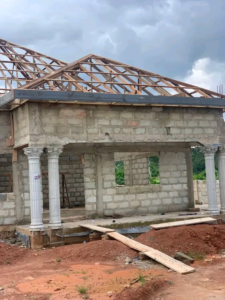 AmgNapiboi's tweet photo. Photo update: Advancements in building the National Health Insurance Office in Akim-Ayirebi. Appreciation to Hon. @konkrumah for his dedicated service.

#LeadershipOfService
#TheKONFactor 
#WorkingGovernment https://t.co/8HLtdYWDop