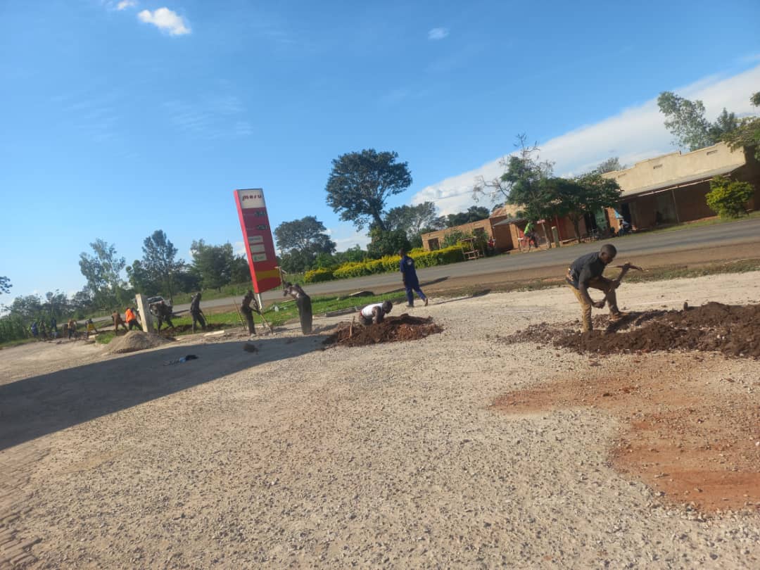#NwscWorks
Last evening, we delivered 314 pieces of transmission for the Busowa- Bugiri project. 

PHOTOS:  NWSC Bugiri technical team trenching, laying pipes and backfilling project components. 

This and more is part of ongoing works to improve access to #Water4all