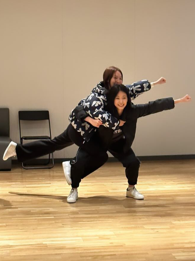 godmitzu's tweet photo. NAYEON AND TZUYU?? "BEST FRIEND POSE" TAUGHT BY SANA 😭😭 https://t.co/BdvQ2BKjqb