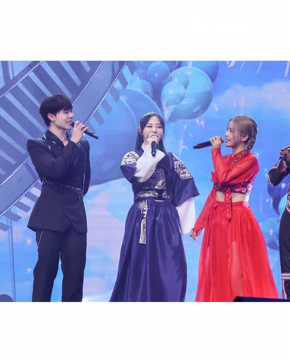 gamebroken1310's tweet photo. ERIK updates insta w Mamamoo 🩵

moment in ABU TV Song Festival 2023 🌷
#ERIK #ErikfromVietnam #MAMAMOO #SOLAR #MOONBYUL https://t.co/krd7IVKIwL