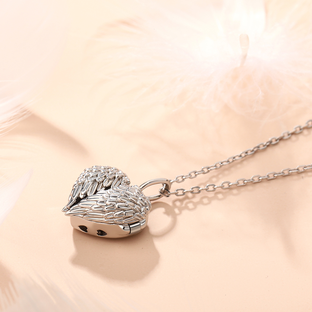 家族や恋人、ペットの写真などをいつもそばに💖
思い出の写真から世界に一つだけのオリジナルジュエリーをオーダーメイドで製作できます。翼デザインも素敵♪
大切な写真や刻印を入れれば、世界に１つの特別なジュエリーになります。
詳しくは⇒jeulia.io/9wn6