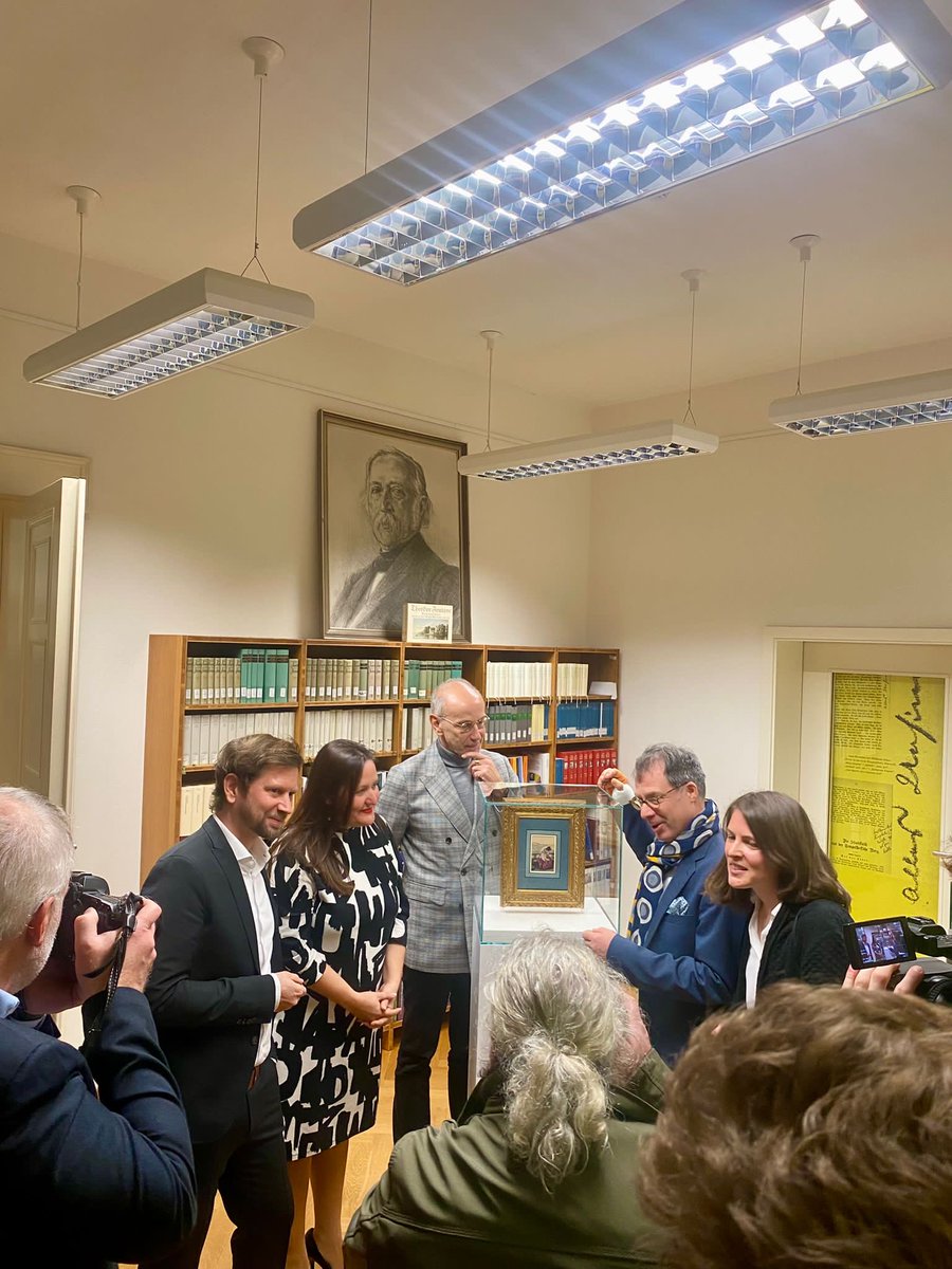 Manja SchĂŒle (@manjaschuele) on Twitter photo Die "Lesende Dame" wohnt neuerdings im <a href="/FontaneArchiv/">TheodorFontaneArchiv</a> der <a href="/unipotsdam/">UniversitĂ€t Potsdam</a> - wunderbar! Es gibt keinen besseren Ort fĂŒr die Miniatur des mit #Fontane befreundeten KĂŒnstlers Adolph von Menzel. Den Ankauf verdanken wir engagierten Förderern: <a href="/LaenderKultur/">Kulturstiftung der LĂ€nder</a> & <a href="/EvsHoernes/">Ernst von SIEMENS Kunststiftung</a> â groĂe Freude! Die "Lesende Dame" wohnt neuerdings im <a href="/FontaneArchiv/">TheodorFontaneArchiv</a> der <a href="/unipotsdam/">UniversitĂ€t Potsdam</a> - wunderbar! Es gibt keinen besseren Ort fĂŒr die Miniatur des mit #Fontane befreundeten KĂŒnstlers Adolph von Menzel. Den Ankauf verdanken wir engagierten Förderern: <a href="/LaenderKultur/">Kulturstiftung der LĂ€nder</a> & <a href="/EvsHoernes/">Ernst von SIEMENS Kunststiftung</a> â groĂe Freude!