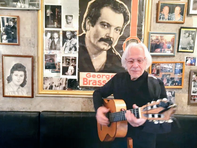 'J’ai reçu un coup de fil : 'Allô c’est Georges. Est-ce que tu veux bien venir jouer dans les disques avec moi ?'' 🎸 Rencontre avec Joël Favreau, le fidèle guitariste et ami de Georges Brassens, de 1972 jusqu'à sa mort. radiofrance.fr/franceculture/…