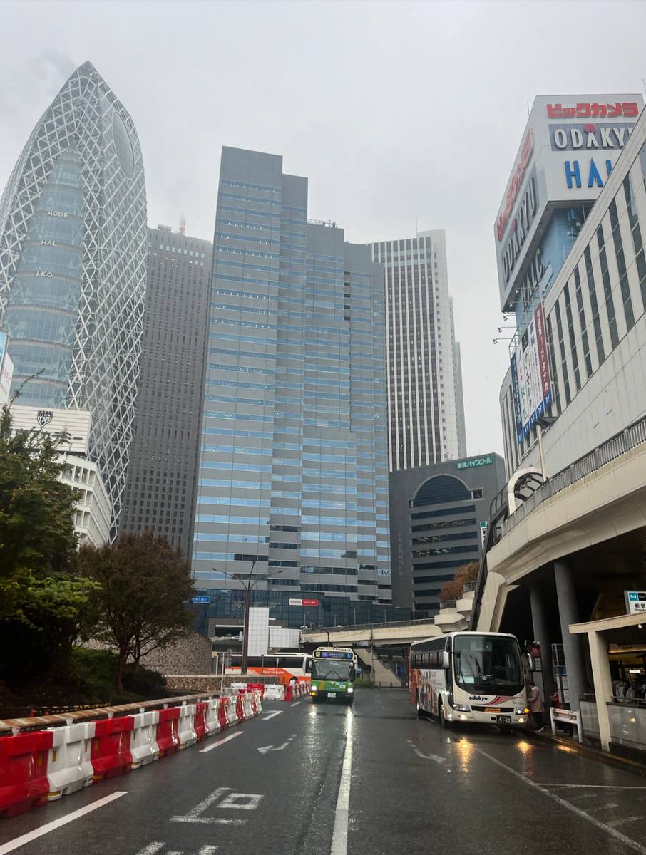 忙しくなければ、どこかのカフェで窓際の席に座ってこの天気を感じてみたいです😐