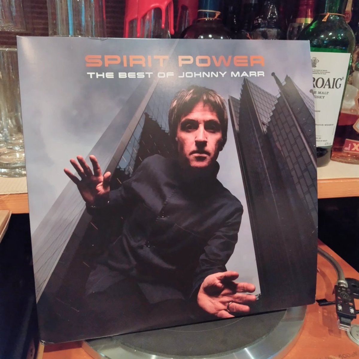 musicbargaffa's tweet photo. ジョニー・マーのベスト盤が届きました🎵750枚限定の白黒マーブル・カラー・レコード🤩オリジナル・アルバム未収録のシングルや、新曲2曲も収録！改めて、マーの魅力を再確認しつつ、今夜もガッファは19時オープンです🍻
#johnnymarr #spiritpower #vinyl #アナログ #レコード #レコードが聴ける店 https://t.co/938kMeYL3G