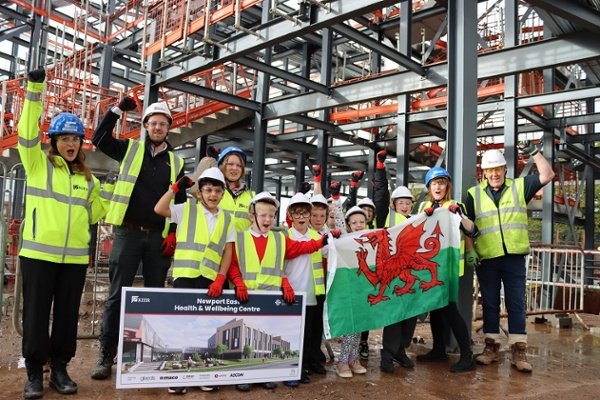 Local kids from @RinglandPrimary at our #19HillsWellbeingCentre after signing steel with hopes&messages for future @AneurinBevanUHB @newportncn @IWNGwent @kierconstruct abuhb.nhs.wales/news/news/ring…