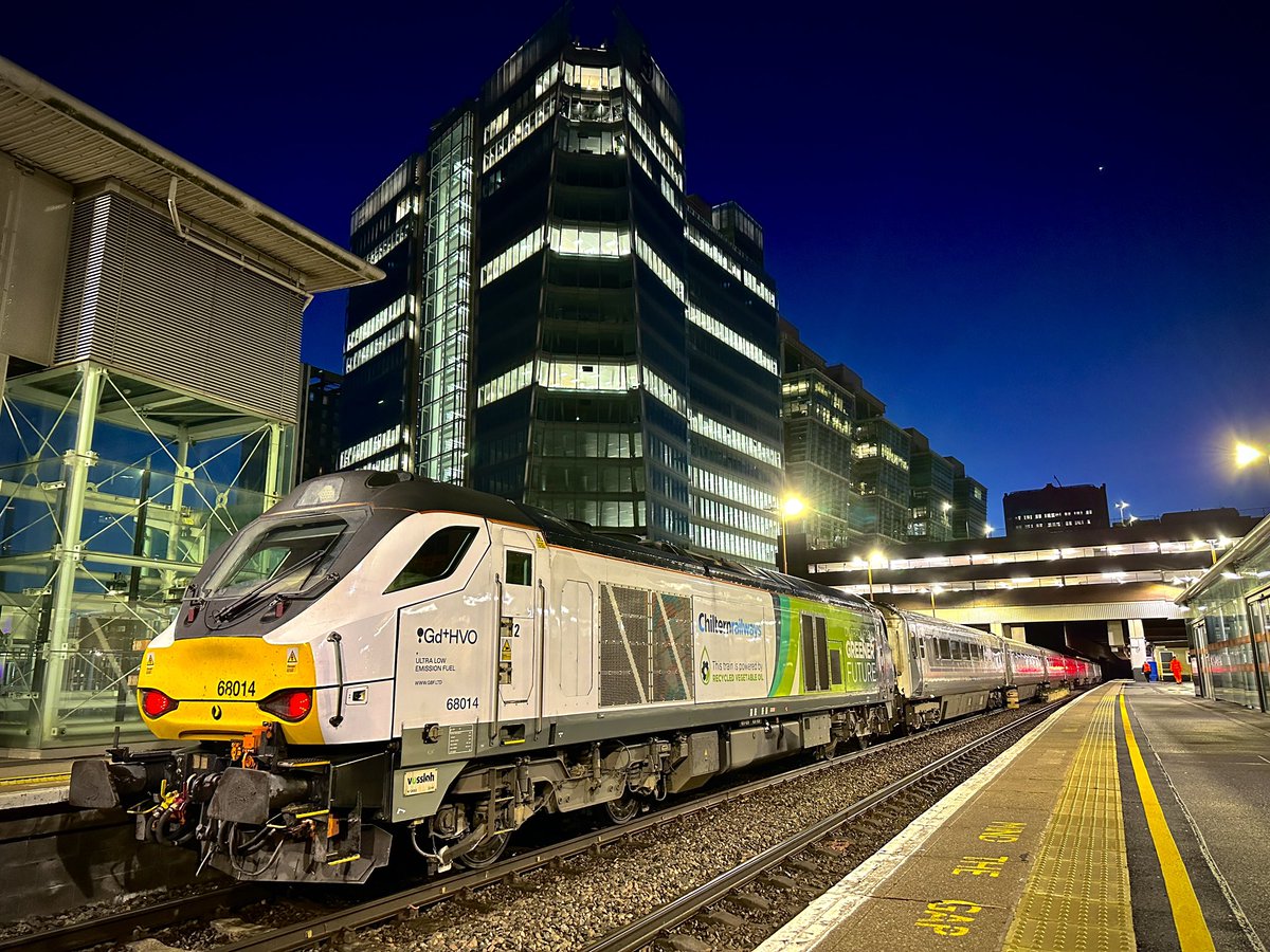SnrConductorJim's tweet image. Morning all! Sunrise over Snow Hill and 68014 pushes 1H14 down to London Marylebone.

@chilternrailway

#DispatchersOfTwitter #DispatchersOfX #RailwayFamily #RailwayLife #Railway #Trains