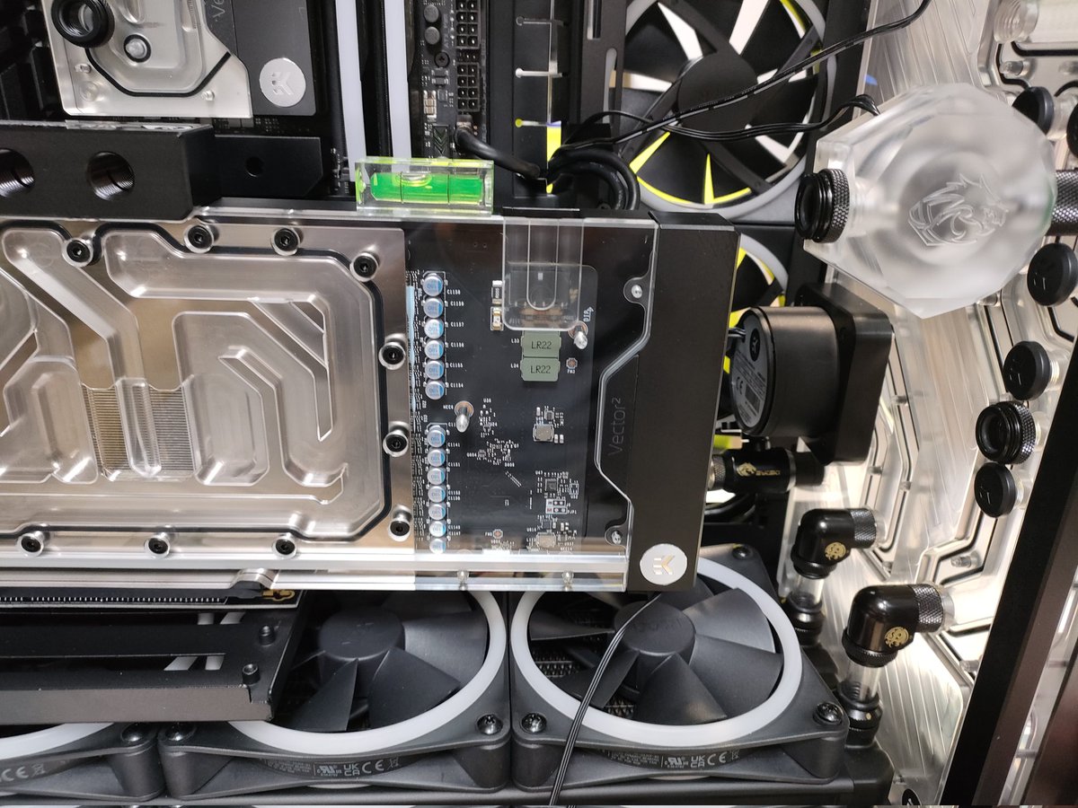 PCtake's tweet photo. 無ければ作ればいいのさ。
って、有るものと有るものを組み合わせただけだが（笑
でも水平もバッチリでファンも回るのでオールOK! https://t.co/1xx647Ult6