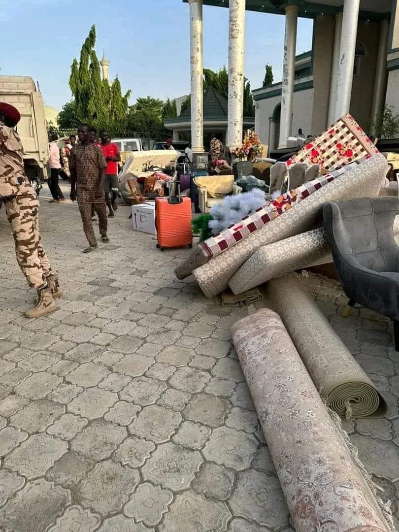 seid22Abkar's tweet photo. اقتحمت قوات الأمن الرئاسي قصر أرملة الرئيس التشادي الراحل هندة ديبي، ورموا أغراضها خارج المنزل تمهيداً لإخلاء المنزل حتى يتسنى لهم إعادة ترميمه والسكن فيه.
مَن ينظر لهذه الدنيا يتعلم منها الدروس والعبر ؟ كان الرجال يرتجفون من ذكر اسم هندة أيام ديبي، إن الأمر أشبه بنكبة البرامكة! https://t.co/KmCQxJbR06