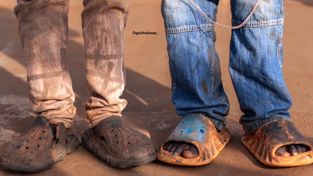 OgoDgrapher's tweet photo. our face go show, and our shoe go shine•
#streetstorytelling #Nigeria #documentary #streetphotographer #canonphotography #auchiphotographer #candid #careforthechildren #homelessnothopeless
#childeducation #hopefortomorrow #childrensupport https://t.co/pPdTBe2KpA