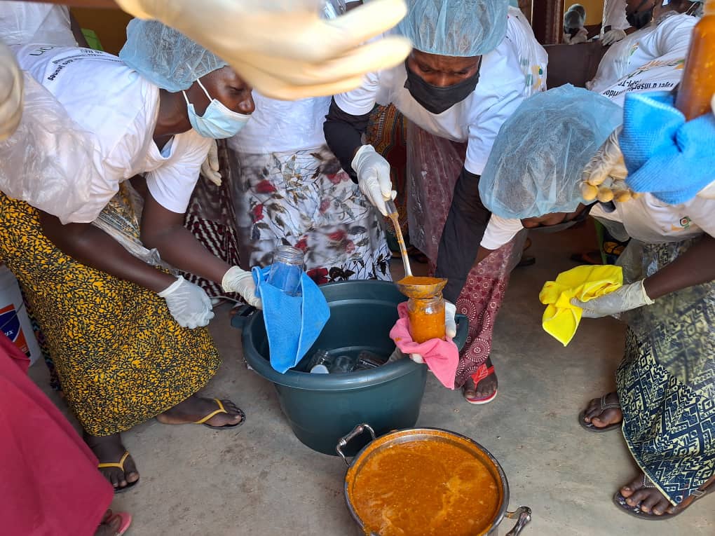 Jamilafondation's tweet photo. Empowering young women through the #SPI_TGC initiative, funded by @RioTintoSimfer. They actively create chili sauce, from preparation to bottling, fostering skills and overall success. 🌶️ #WomenEmpowerment #RioTinto @Presidence_gn https://t.co/rdL8av8AnD