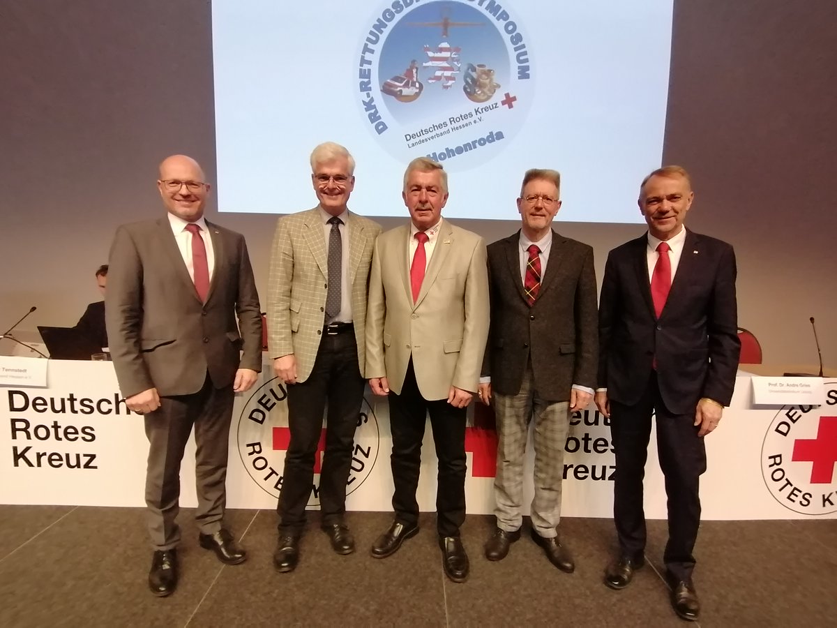 DrkHessen's tweet photo. 20. DRK-Rettungsdienstsymposium in Hohenroda https://t.co/q44DYsH5IR.: DRK-LGF Nils Möller, Landrat Torsten Warnecke, DRK-Präsident Norbert Södler, DRK-Landesarzt Dr. Matthias Bollinger und Bundesverband DRK-Vizepräsident Dr. Volkmar Schön. #drkhessen #drk #rettungsdienst #hessen https://t.co/3K7Hr4DQea