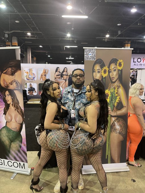 💰🏃🏾‍♂️ - 3 pic. Who Sliding Back To @exxxotica Chicago With Me Next Year? 😮‍💨🤤 Im Tryna Haul In With All The Vibes 💯 https://t.co/ZGC2otxH26
