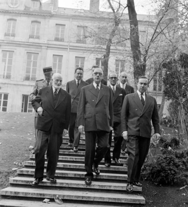 🇫🇷 17 novembre 1959, le Général de Gaulle visite l’École Nationale d'Administration, créée par son gouvernement en octobre 1945, où il prononce un grand discours sur ce que signifie la fonction « la plus importante et la plus noble qui soit dans l'ordre temporel : le service de…