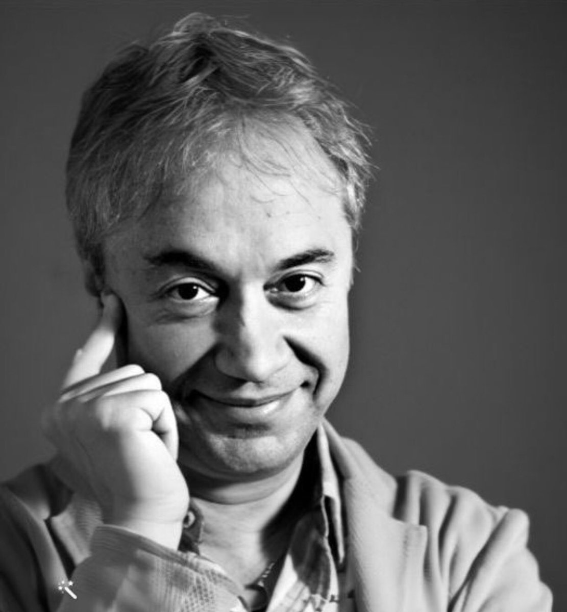 İnanamıyorum, iyiye gidiyor tedavi sanmıştık, toparlanmak üzereydin oysa ki… çok üzüldüm, bitmeyen bir enerji bitmeyen bir neşe söndü, özleneceksin, nur içinde uyu canım Metin 🙏🏻