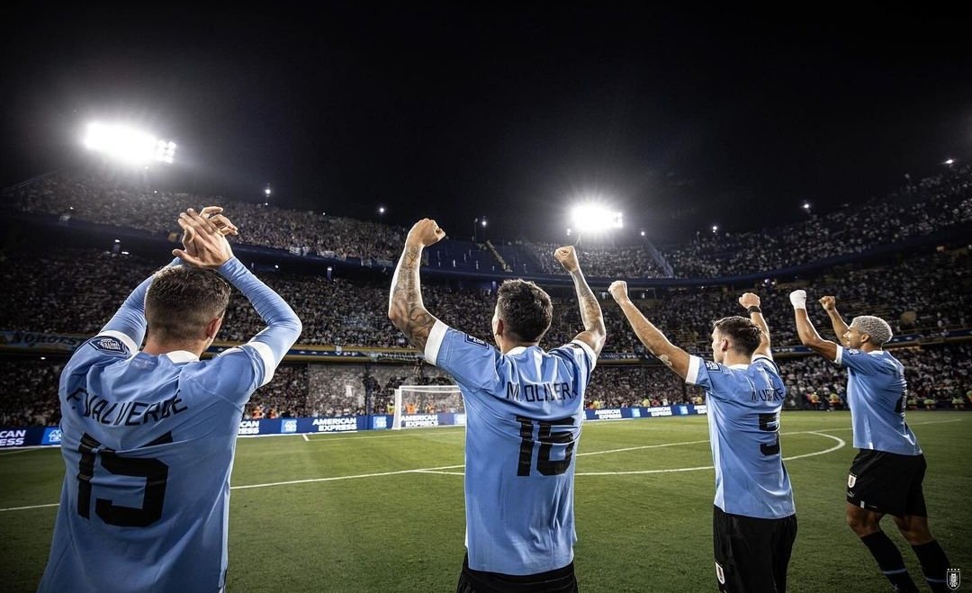 URUGUAY GANÓ OTRA VEZ! 🇺🇾
I ragazzi del loco Bielsa espugnano la Bombonera, battendo 2-0 l'Argentina campione del mondo, dopo che avevano già sconfitto 2-0 il Brasile. La Celeste non batteva entrambe le squadre nello stesso anno dal 1960!