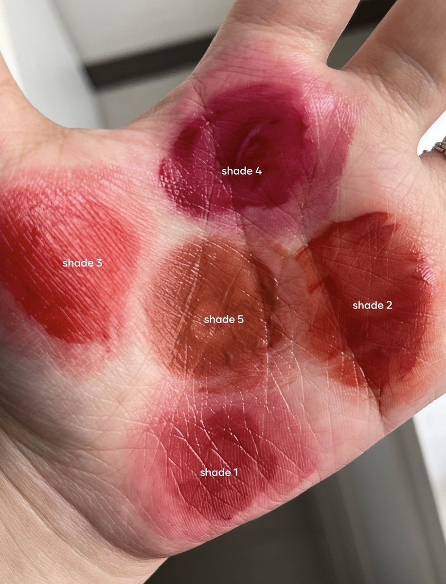 jujur, kalau ada yang minta rekomendasiin liptint affordable yang kualitasnya kaya liptint korea, aku bakal rekomendasiin ini.

konsistensinya gel, ada glassy effect, staining banget &amp; pasti kaget sama harganya. ada yang tau ini liptint apa?