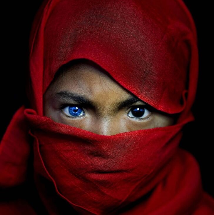 Большая часть жителей острова Бутунг в Индонезии обладает пронзительными глазами цвета неба. Необычный цвет глаз у бутунгцев возник не просто так. Дело в том, что это проявление редкой генетической аномалии – синдрома Ваарденбурга, причинами его являются мутации в генах и ⬇️
