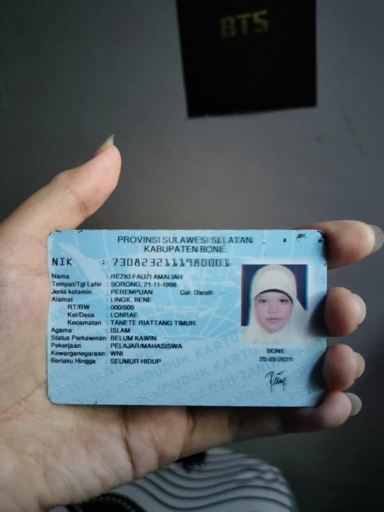 kenapanyaqq's tweet photo. @ksjnclt buat army sulawesi tolong ya kalau ketemu dia atau misal dia ikut event army boikot aja malu maluin bangtan, btw keluarga dia juga ikutan backup si resky ini dari mulai ibu sampai adeknya
ini foto mamanya dan adeknya dan ada juga foto ktp palsu yang dia buat https://t.co/AH0mlvm7OX