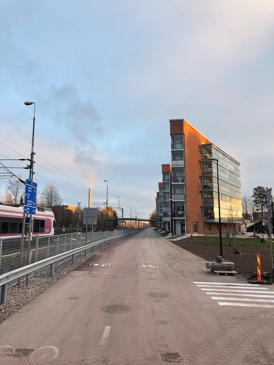 timohoo's tweet photo. Uusi Pohjoisbaanan osuus on auki! Oheisista taloista pääsy suoraan pyöräkellarista baanalle 🥰 #pyöräily #helsinki @HelsinkiKymp https://t.co/O8x7kg2Z8W