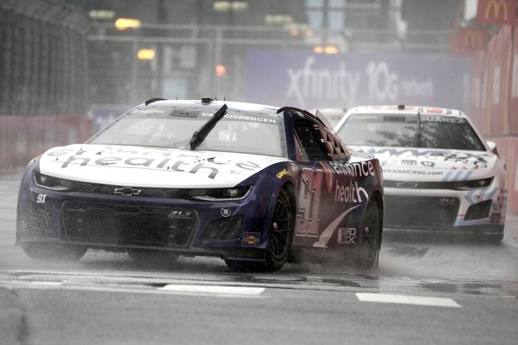 NoContextNyoom's tweet photo. Rednecks that only turn left vs the pinnacle of motorsports https://t.co/najfg9uIHd